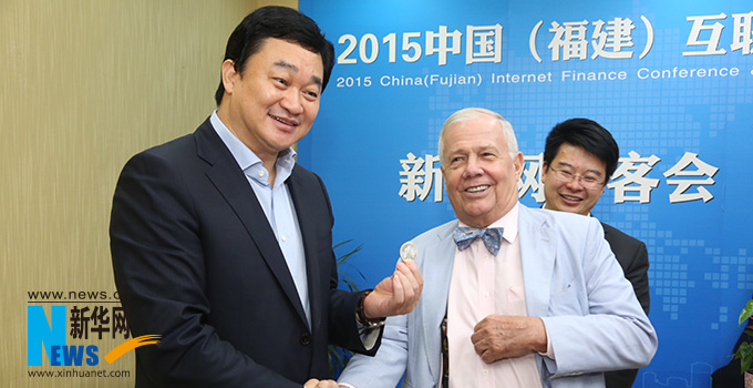 羅杰斯參加思客會，與新華網(wǎng)董事長、總裁田舒斌親切交談。