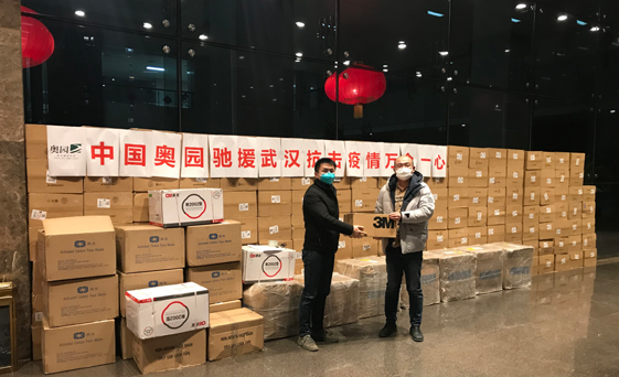 1月23日-2月1日,將40萬只救命口罩送抵武漢一線