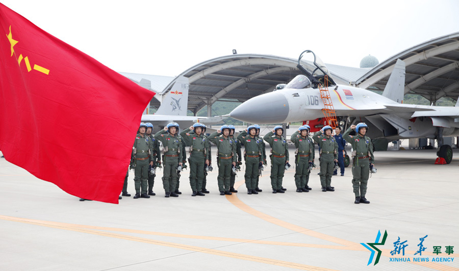 ↑軍旗招展，航空驕子對藍天宣誓。