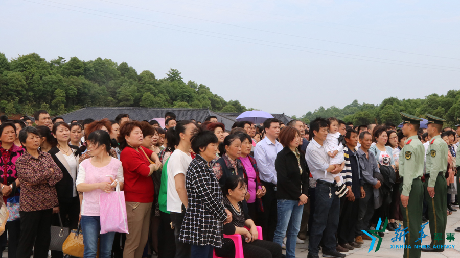 ↑張超烈士骨灰安葬儀式現(xiàn)場(chǎng)，岳陽(yáng)的父老鄉(xiāng)親紛紛來(lái)給張超送別。