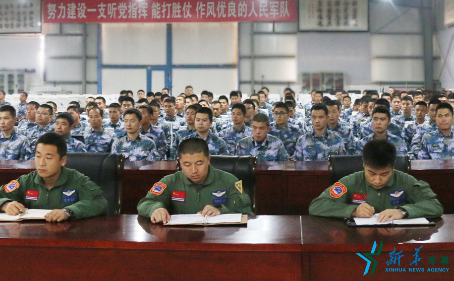 資料圖片：張超（右一）參加部隊思想政治教育。
