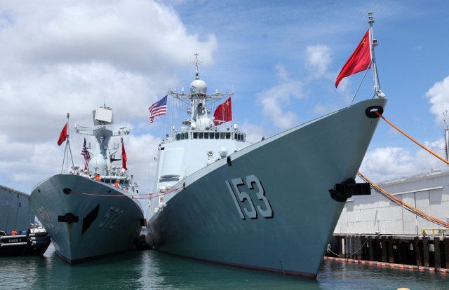 停泊珍珠港碼頭的中國(guó)海軍艦艇編隊(duì)導(dǎo)彈驅(qū)逐艦西安艦（右）和導(dǎo)彈護(hù)衛(wèi)艦衡水艦。