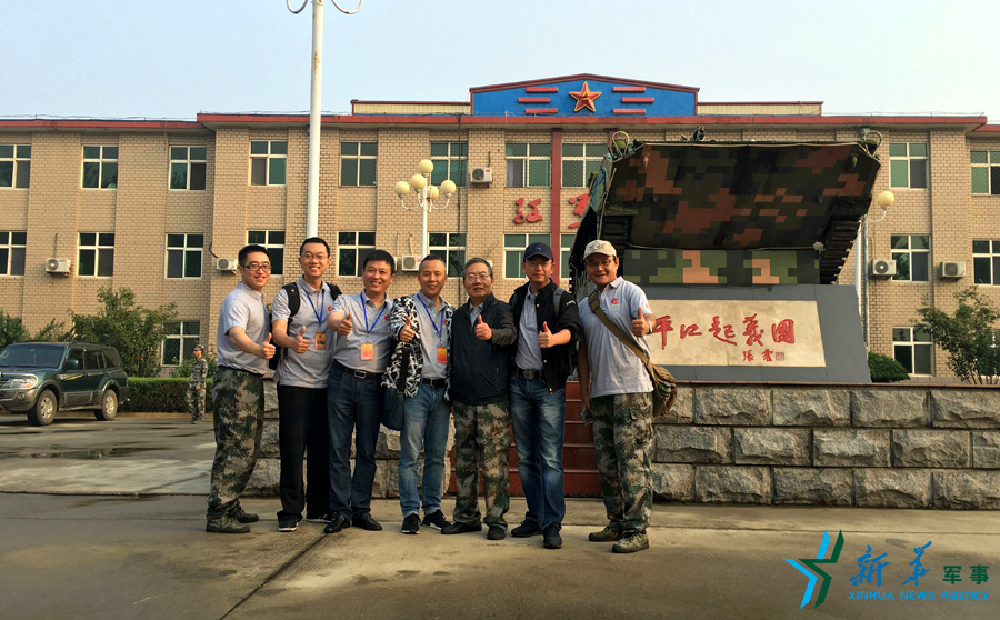 ↑“我們的長征在路上”網絡名人在“平江起義團”,為這支成為中國陸軍第一支信息化部隊點贊。 ↑“我們的長征在路上”網絡名人在“平江起義團”,為這支成為中國陸軍第一支信息化部隊點贊。