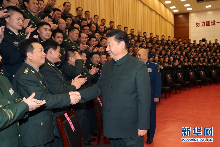 1月23日，習(xí)近平專程來到陸軍第65集團(tuán)軍，深入基層連隊，看望慰問官兵，代表黨中央和中央軍委，向全軍指戰(zhàn)員、武警部隊官兵、民兵預(yù)備役人員致以誠摯問候和新春祝福。這是習(xí)近平親切接見駐張家口部隊師以上領(lǐng)導(dǎo)干部和團(tuán)級單位主官。新華社記者李剛攝