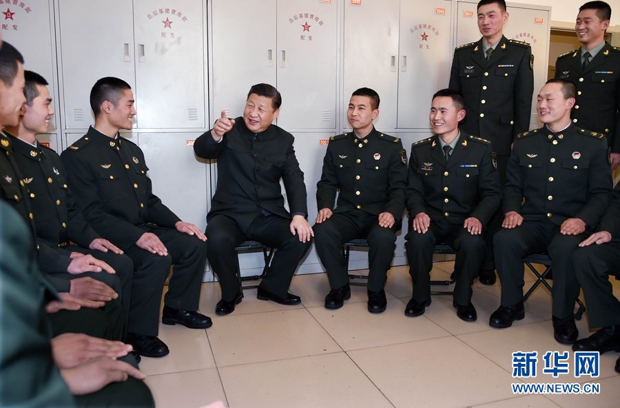 1月23日，習(xí)近平專程來到陸軍第65集團(tuán)軍，深入基層連隊，看望慰問官兵，代表黨中央和中央軍委，向全軍指戰(zhàn)員、武警部隊官兵、民兵預(yù)備役人員致以誠摯問候和新春祝福。這是習(xí)近平在該集團(tuán)軍“大功三連”同官兵親切交談。新華社記者李剛攝