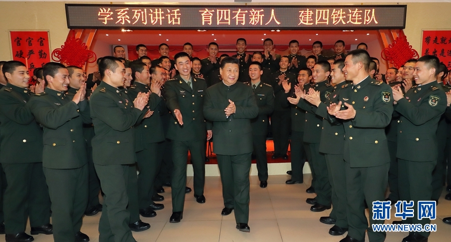 1月23日，習(xí)近平專程來到陸軍第65集團(tuán)軍，深入基層連隊，看望慰問官兵，代表黨中央和中央軍委，向全軍指戰(zhàn)員、武警部隊官兵、民兵預(yù)備役人員致以誠摯問候和新春祝福。這是習(xí)近平在該集團(tuán)軍“大功三連”同官兵在一起。新華社記者李剛攝
