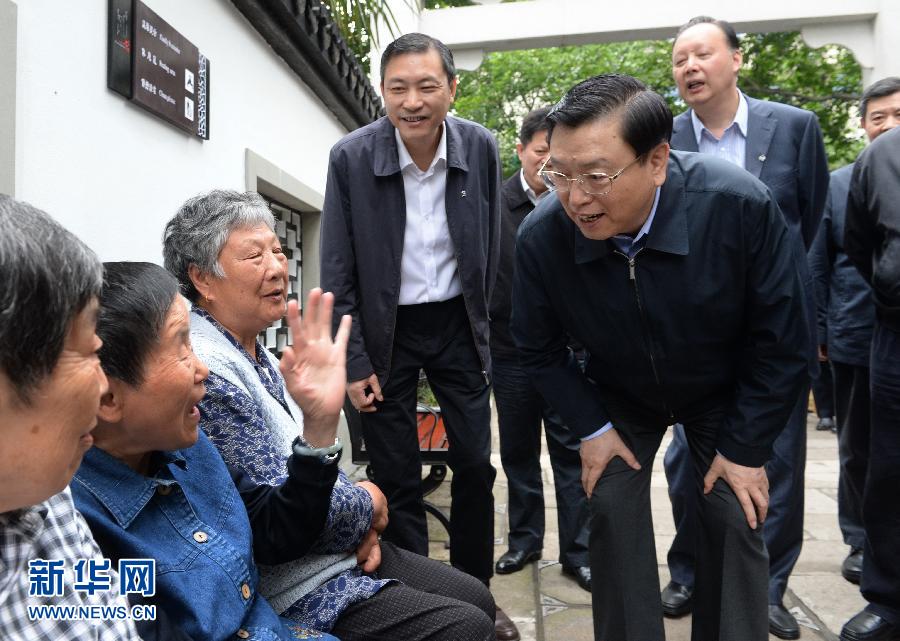 這是5月10日，張德江來到杭州市小營街道調(diào)研，并與市民親切交談。新華社記者 馬占成 攝 