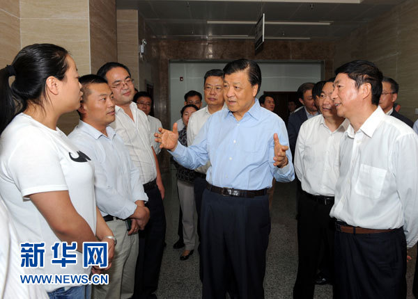這是7月18日，劉云山在青海省政府行政服務和公共資源交易中心調研。新華社記者 饒愛民 攝