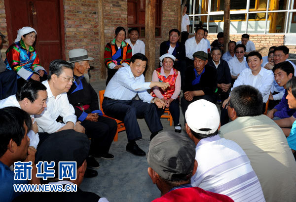 這是7月17日，劉云山在海東市互助土族自治縣東山鄉白牙合村同基層干部群眾座談。新華社記者 饒愛民 攝 
