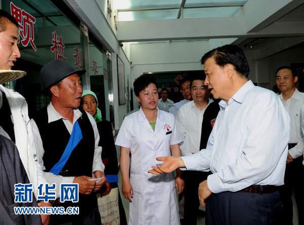 這是7月17日，劉云山在海東市互助土族自治縣中醫院調研。新華社記者 饒愛民 攝