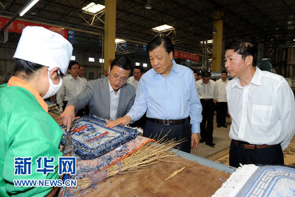 這是7月18日，劉云山在青海藏羊地毯集團有限公司調研。新華社記者 饒愛民 攝