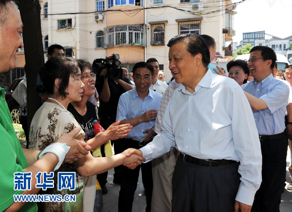 這是7月22日，劉云山在上海市普陀區桃浦鎮蓮花公寓居委會調研時同社區居民親切握手。新華社記者 饒愛民 攝
