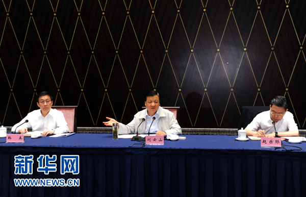 部分省區市教育實踐活動工作座談會近日先后在西寧、上海召開，中共中央政治局常委、中央黨的群眾路線教育實踐活動領導小組組長劉云山出席并講話。這是7月23日，劉云山出席上海座談會并講話。新華社記者 饒愛民 攝 
