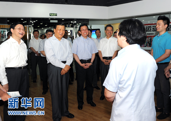 這是7月22日，劉云山在上海市靜安區就樓宇黨建工作進行調研。新華社記者 饒愛民 攝 
