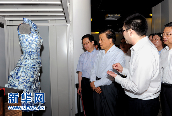 這是7月22日，劉云山在上海國家對外文化貿易基地調研。新華社記者 饒愛民 攝 