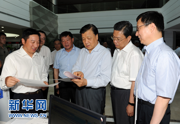  7月22日至23日，中共中央政治局常委、中央書記處書記劉云山在上海調研。這是7月22日，劉云山在中國（上海）自貿試驗區外高橋綜合服務大廳調研。新華社記者 饒愛民 攝 