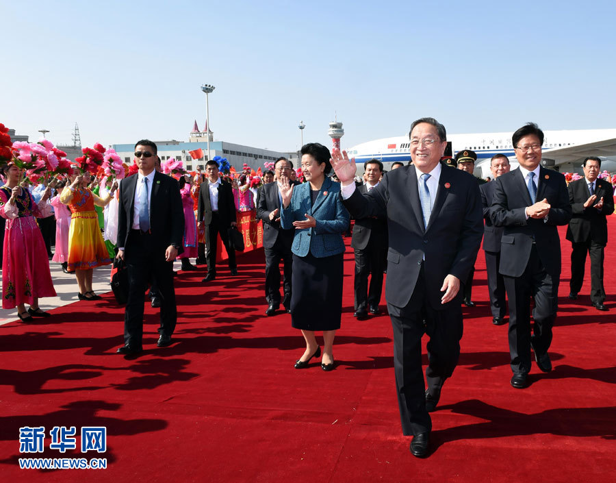  9月25日，以中共中央政治局常委、全國政協(xié)主席俞正聲為團(tuán)長的中央代表團(tuán)飛抵烏魯木齊，出席新疆維吾爾自治區(qū)成立60周年慶祝活動(dòng)。新華社記者 饒愛民 攝