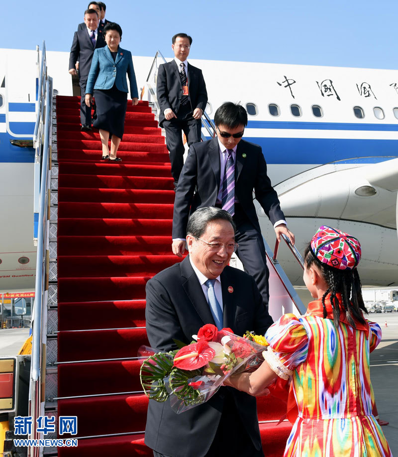 9月25日，以中共中央政治局常委、全國政協(xié)主席俞正聲為團(tuán)長的中央代表團(tuán)飛抵烏魯木齊，出席新疆維吾爾自治區(qū)成立60周年慶祝活動(dòng)。新華社記者 饒愛民 攝