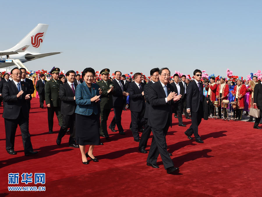 9月25日，以中共中央政治局常委、全國政協(xié)主席俞正聲為團(tuán)長的中央代表團(tuán)飛抵烏魯木齊，出席新疆維吾爾自治區(qū)成立60周年慶祝活動(dòng)。新華社記者 高潔 攝