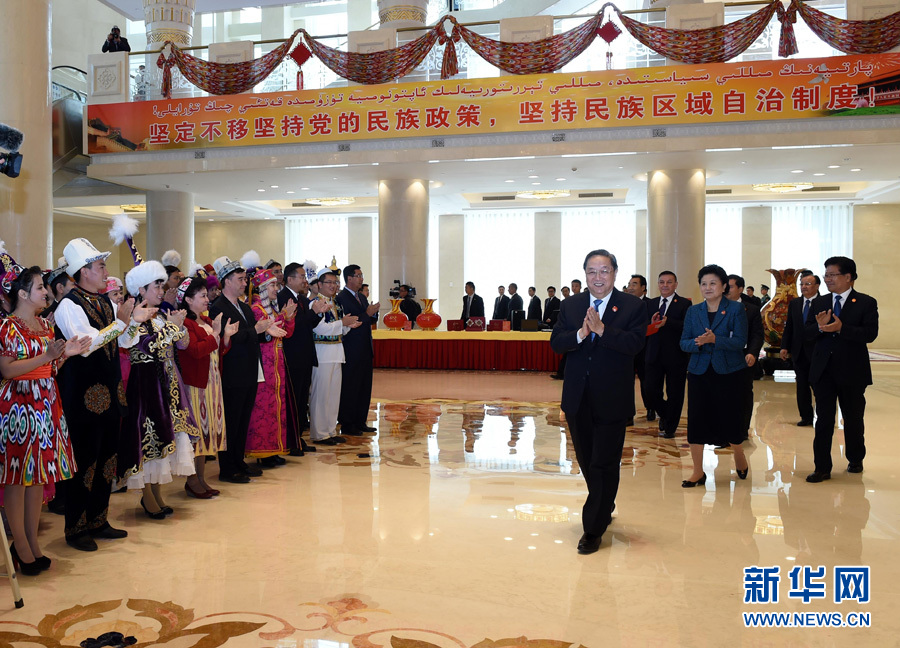 9月25日，中共中央政治局常委、全國政協主席、中央代表團團長俞正聲率中央代表團出席向新疆維吾爾自治區贈送紀念品儀式。 新華社記者饒愛民 攝 