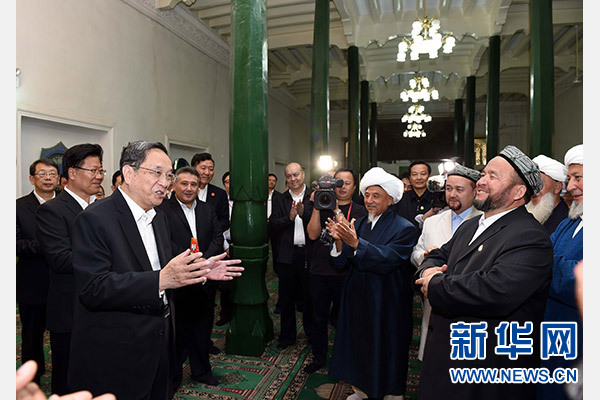 9月26日，中共中央政治局常委、全國(guó)政協(xié)主席、中央代表團(tuán)團(tuán)長(zhǎng)俞正聲率中央代表團(tuán)部分成員赴喀什看望各族干部群眾。這是俞正聲等來(lái)到喀什市艾提尕爾清真寺，與喀什地區(qū)宗教人士代表交流。新華社記者 饒愛(ài)民 攝  