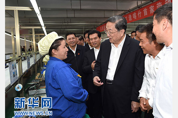 這是俞正聲等在喀什經(jīng)濟(jì)開(kāi)發(fā)區(qū)深圳產(chǎn)業(yè)園視察電子產(chǎn)品生產(chǎn)線，并與現(xiàn)場(chǎng)工人親切交流。新華社記者 饒愛(ài)民 攝