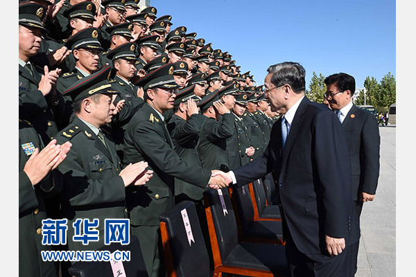 這是俞正聲等赴南疆軍區(qū)慰問(wèn)，會(huì)見(jiàn)官兵代表。新華社記者 饒愛(ài)民 攝