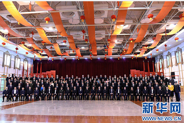 這是俞正聲同喀什地區(qū)有關(guān)負(fù)責(zé)同志、各界人士代表、援疆干部代表合影留念。新華社記者 饒愛(ài)民 攝
