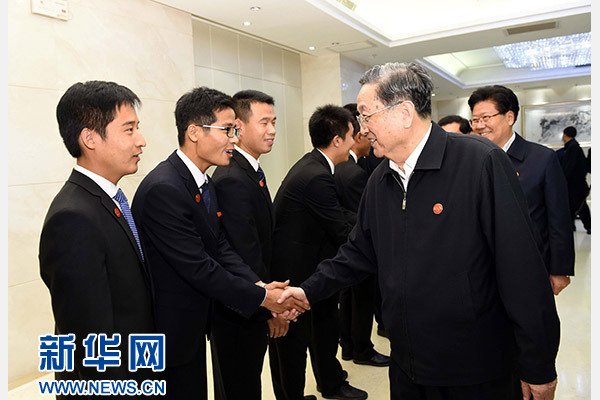 這是俞正聲會(huì)見(jiàn)在喀什地區(qū)鄉(xiāng)鎮(zhèn)工作的內(nèi)地高校畢業(yè)生代表。新華社記者 饒愛(ài)民 攝