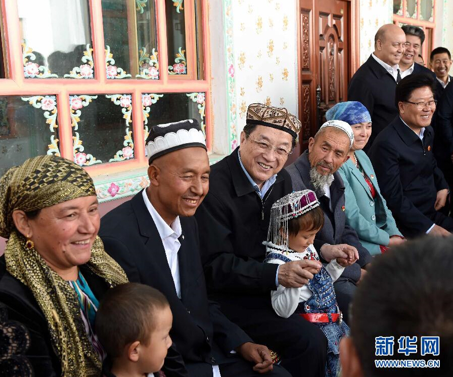 9月27日，中共中央政治局常委、全國政協主席、中央代表團團長俞正聲率中央代表團部分成員赴喀什地區莎車縣看望各族干部群眾。這是俞正聲在莎車縣艾力西湖鎮21村看望維吾爾族村民阿布來提·阿不力孜一家。新華社記者 饒愛民 攝