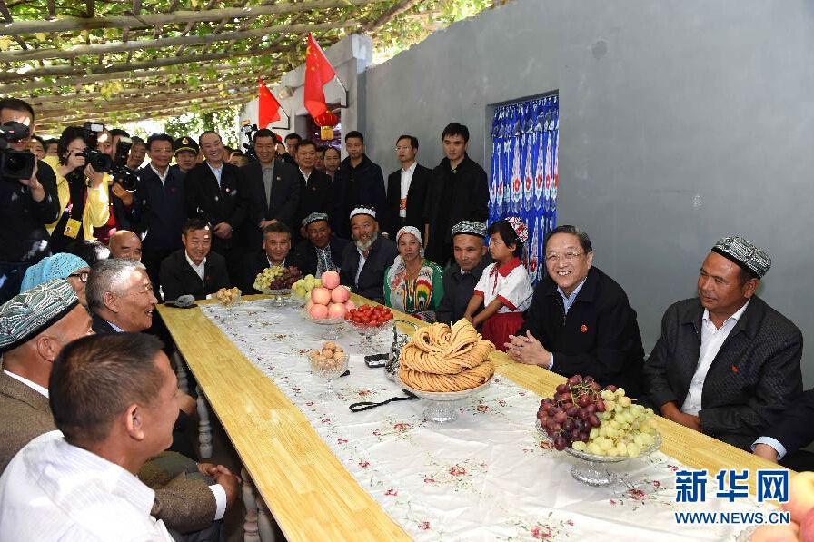 9月27日，中共中央政治局常委、全國政協主席、中央代表團團長俞正聲率中央代表團部分成員赴喀什地區莎車縣看望各族干部群眾。這是俞正聲到新疆生產建設兵團第三師莎車農場維吾爾族團場職工家中看望。新華社記者 饒愛民 攝