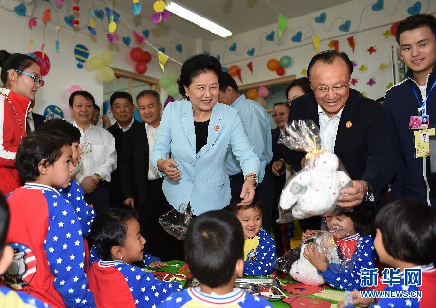 9月27日，中共中央政治局委員、國務院副總理、中央代表團副團長劉延東率中央代表團分團，帶著黨中央、國務院的親切關懷和全國各族人民的深切情誼，來到和田地區、阿克蘇地區慰問各族干部群眾，并祝賀大家中秋節快樂。這是劉延東在阿克蘇市“雙語”幼兒園與孩子們在一起。新華社記者 張領 攝