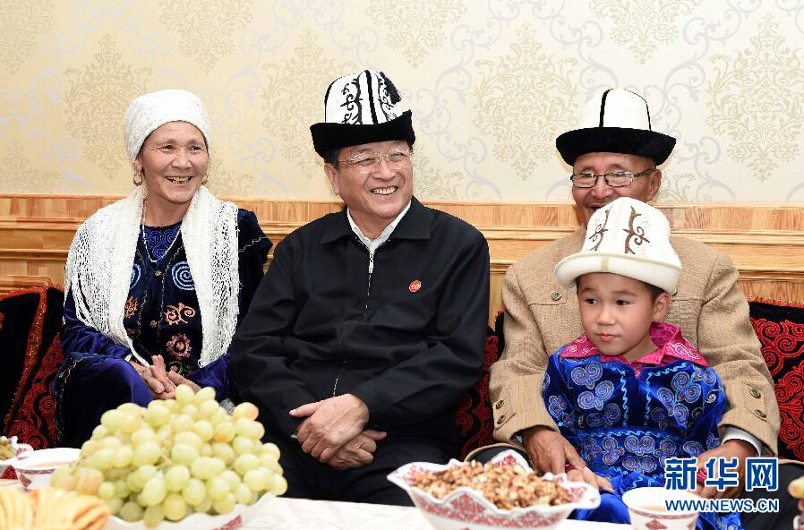 9月28日，中共中央政治局常委、全國政協主席、中央代表團團長俞正聲率中央代表團部分成員赴祖國最西端的新疆克孜勒蘇柯爾克孜自治州看望慰問各族干部群眾。這是俞正聲來到阿圖什市光明街道辦事處團結路社區看望柯爾克孜族居民。新華社記者 饒愛民 攝