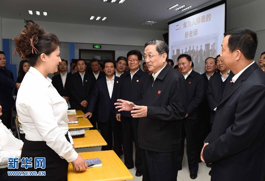 9月28日，中共中央政治局常委、全國政協主席、中央代表團團長俞正聲率中央代表團部分成員赴祖國最西端的新疆克孜勒蘇柯爾克孜自治州看望慰問各族干部群眾。這是俞正聲來到克州雙語師資培訓學校，與老師、學員交流談心。新華社記者 饒愛民 攝
