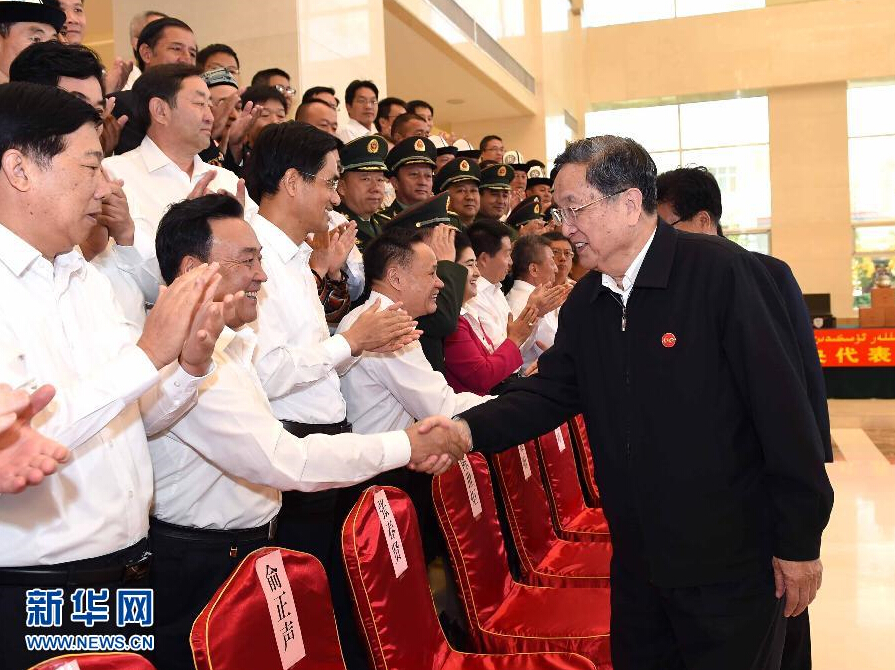 9月28日，中共中央政治局常委、全國政協主席、中央代表團團長俞正聲率中央代表團部分成員赴祖國最西端的新疆克孜勒蘇柯爾克孜自治州看望慰問各族干部群眾。這是俞正聲接見克州有關負責同志、各界人士代表和援疆干部代表。新華社記者 饒愛民 攝