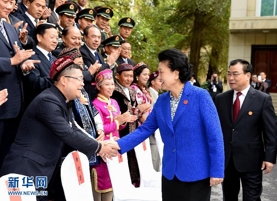 9月28日，中共中央政治局委員、國務(wù)院副總理、中央代表團副團長劉延?xùn)|率中央代表團分團赴阿克蘇地區(qū)、伊犁哈薩克自治州慰問，與各族干部群眾共度節(jié)日、共享歡樂。這是劉延?xùn)|接見伊犁黨政軍負責同志和各族各界人士、先進模范、援疆干部代表等。新華社記者張領(lǐng)攝
