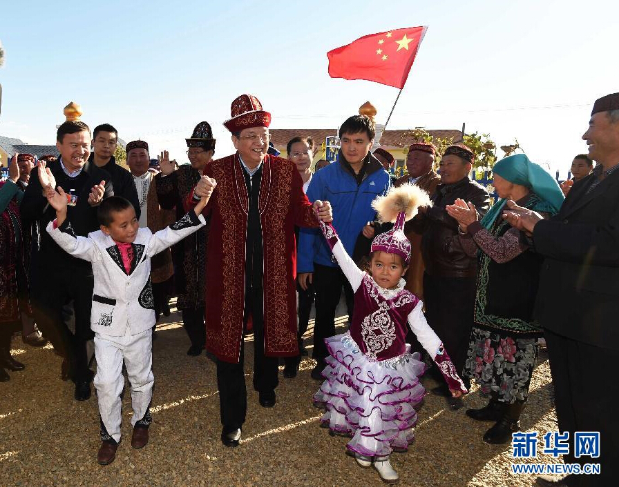 9月29日，中共中央政治局常委、全國政協(xié)主席、中央代表團團長俞正聲率中央代表團部分成員赴阿勒泰地區(qū)看望各族干部群眾。這是俞正聲來到布爾津縣也拉曼牧民定居新村看望哈薩克族牧民。新華社記者 高潔 攝