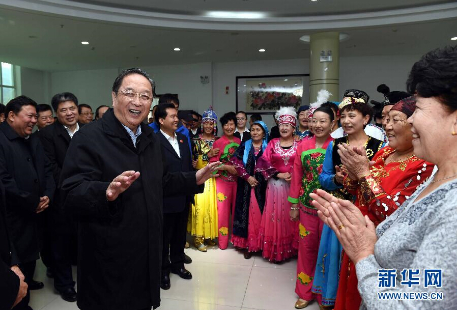 9月29日，中共中央政治局常委、全國政協(xié)主席、中央代表團團長俞正聲率中央代表團部分成員赴阿勒泰地區(qū)看望各族干部群眾。這是俞正聲來到阿勒泰地區(qū)老年人活動中心慰問群眾。新華社記者 饒愛民 攝