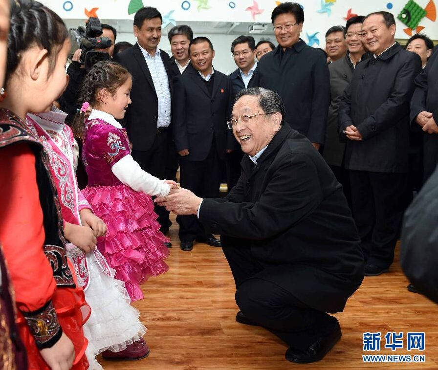 9月29日，中共中央政治局常委、全國政協(xié)主席、中央代表團團長俞正聲率中央代表團部分成員赴阿勒泰地區(qū)看望各族干部群眾。這是俞正聲來到布爾津縣也拉曼牧民定居新村幼兒園，同小朋友交流。新華社記者 饒愛民 攝
