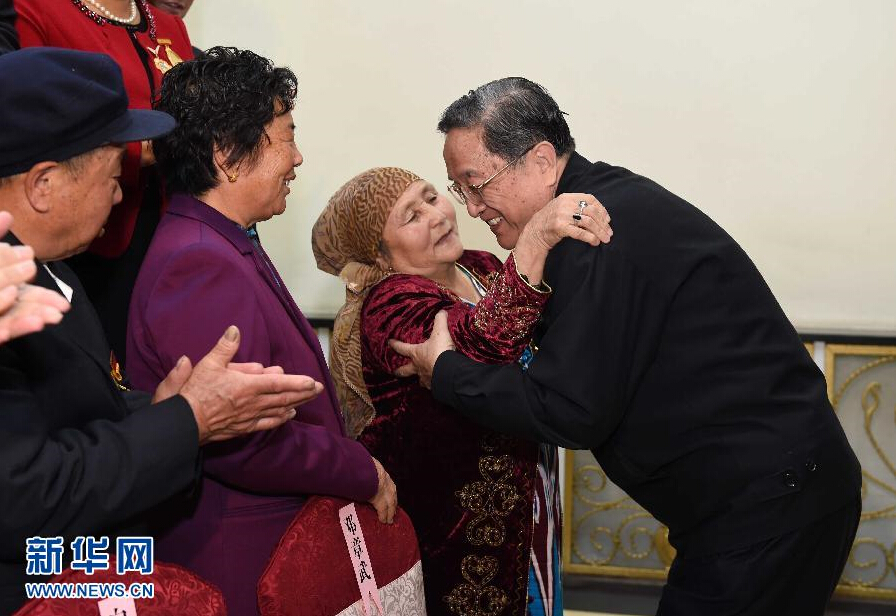 9月29日，中共中央政治局常委、全國政協(xié)主席、中央代表團團長俞正聲率中央代表團部分成員赴阿勒泰地區(qū)看望各族干部群眾。這是俞正聲接見阿勒泰地區(qū)有關(guān)負責(zé)同志、各界人士代表和援疆干部代表時與維吾爾族老人阿尼帕·阿力馬洪親切擁抱。阿尼帕·阿力馬洪先后收養(yǎng)漢、回、維吾爾、哈薩克4個民族的10個孤兒。新華社記者 饒愛民 攝 
