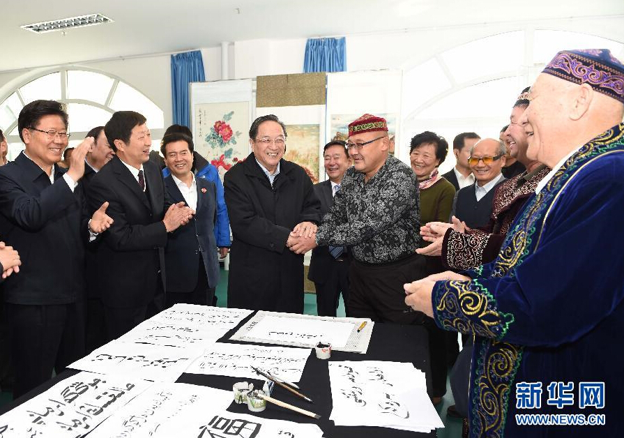 9月29日，中共中央政治局常委、全國政協(xié)主席、中央代表團團長俞正聲率中央代表團部分成員赴阿勒泰地區(qū)看望各族干部群眾。這是俞正聲來到阿勒泰地區(qū)老年人活動中心，觀看老同志書畫展，同老同志親切交談。新華社記者 高潔 攝