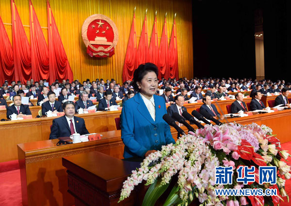 10月1日，慶祝中華人民共和國成立66周年暨新疆維吾爾自治區成立60周年大會在新疆人民會堂隆重舉行。這是中共中央政治局委員、國務院副總理、中央代表團副團長劉延東宣讀中共中央、全國人大常委會、國務院、全國政協、中央軍委關于慶祝新疆維吾爾自治區成立60周年的賀電。新華社記者 饒愛民 攝 