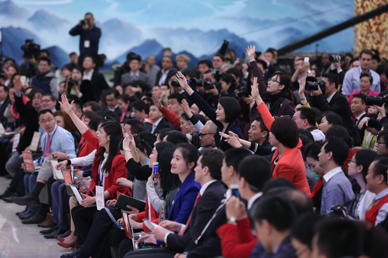 3月15日，國(guó)務(wù)院總理李克強(qiáng)在北京人民大會(huì)堂與中外記者見(jiàn)面，并回答記者提問(wèn)。這是記者舉手爭(zhēng)取提問(wèn)機(jī)會(huì)。 新華社記者 才揚(yáng) 攝