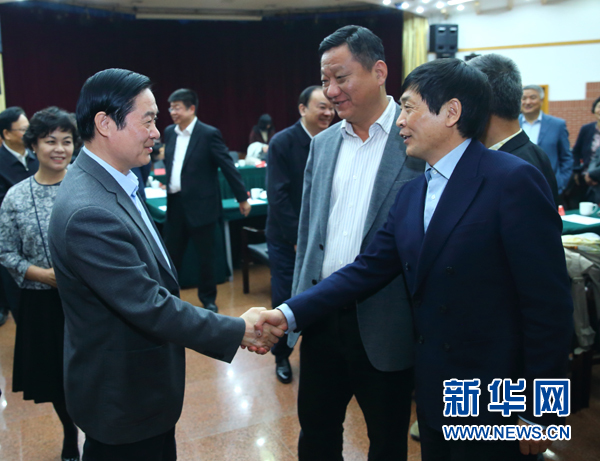 4月12日，中共中央政治局委員、中央書記處書記、中宣部部長劉奇葆在北京出席“走向世界的中國兒童文學”座談會并講話。這是座談會后，劉奇葆與國際安徒生獎獲得者、兒童文學作家曹文軒握手。新華社記者丁海濤攝