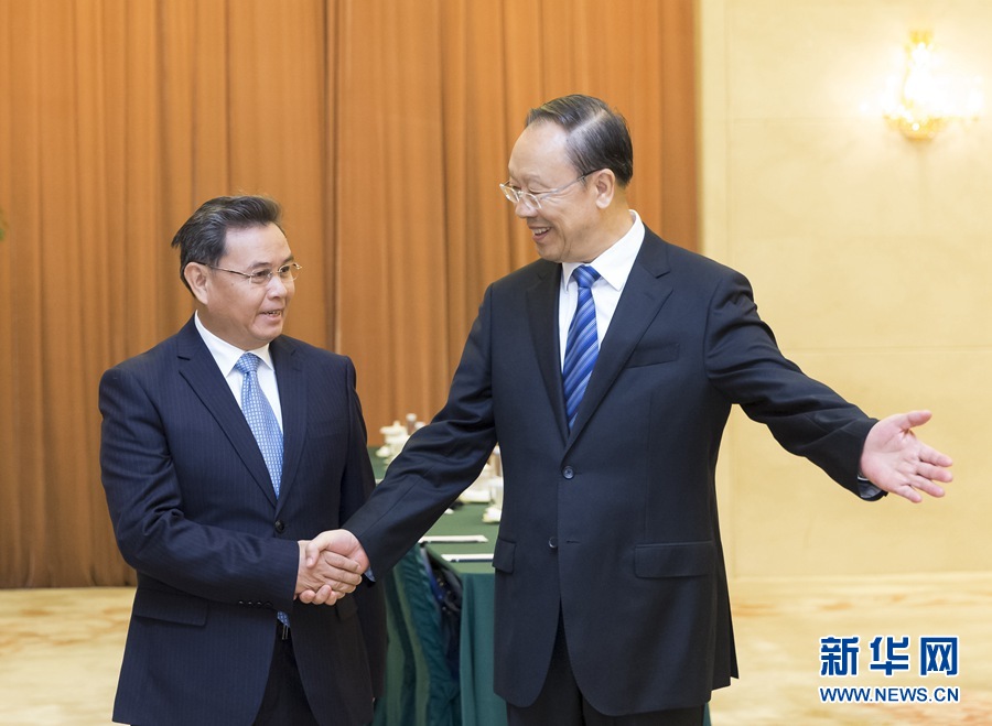 10月12日，中共中央書記處書記、全國(guó)政協(xié)副主席杜青林在北京會(huì)見來華訪問并出席“2016中國(guó)共產(chǎn)黨與世界對(duì)話會(huì)”的老撾人革黨中央政治局委員、建國(guó)陣線中央主席賽頌蓬·豐威漢率領(lǐng)的老撾人革黨代表團(tuán)。　新華社記者丁海濤攝