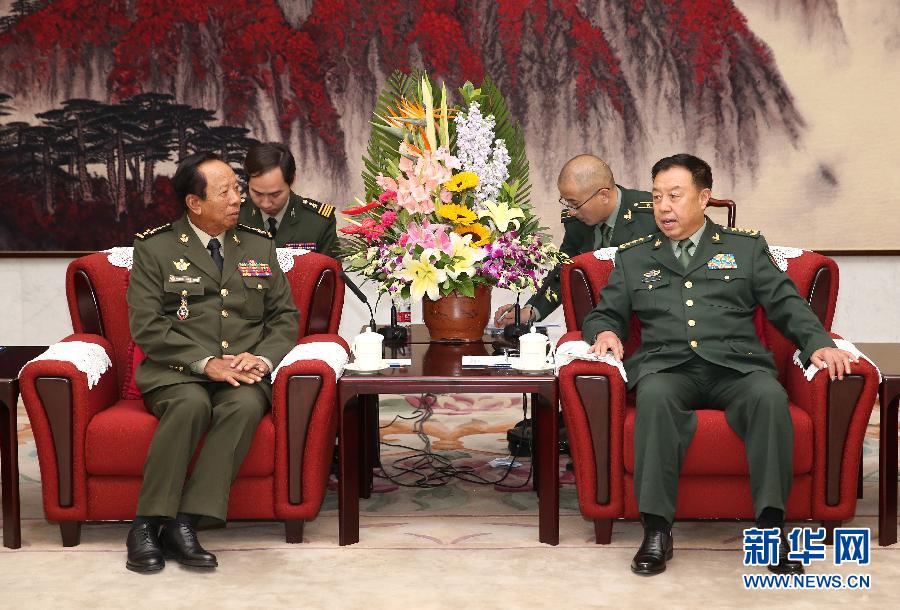 10月13日，中央軍委副主席范長龍在北京會見柬埔寨王國副首相兼國防大臣迪班。 新華社記者 馬占成 攝 