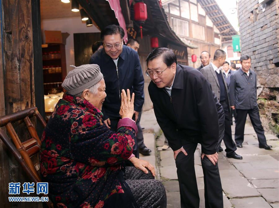 這是11月21日，張德江在宜賓李莊鎮同濟社區與居民親切交談。 新華社記者 劉衛兵 攝 