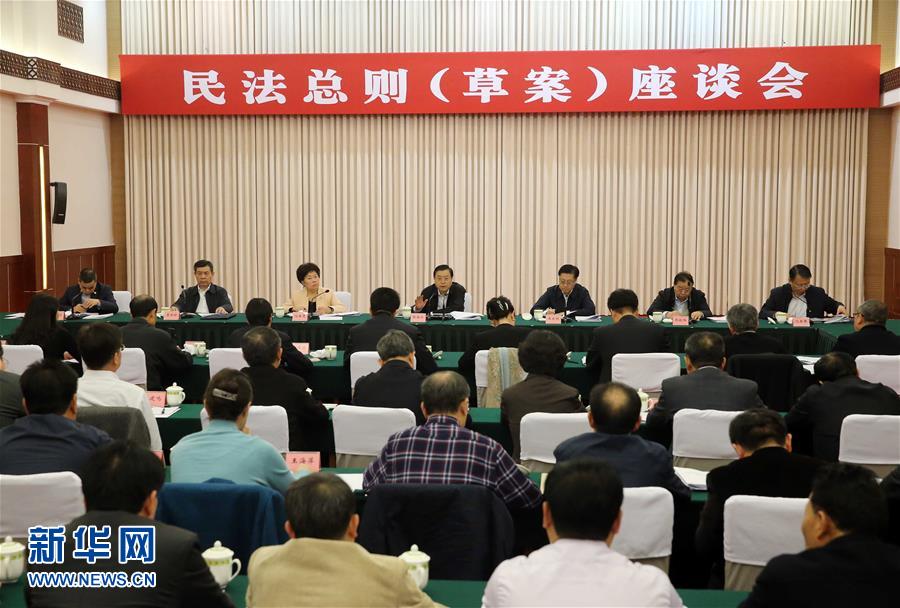 這是11月23日，張德江在成都主持召開座談會，11個?。▍^、市）人大常委會負責同志、部分全國人大代表、法律工作者及專家學者參加會議。新華社記者 劉衛兵 攝 