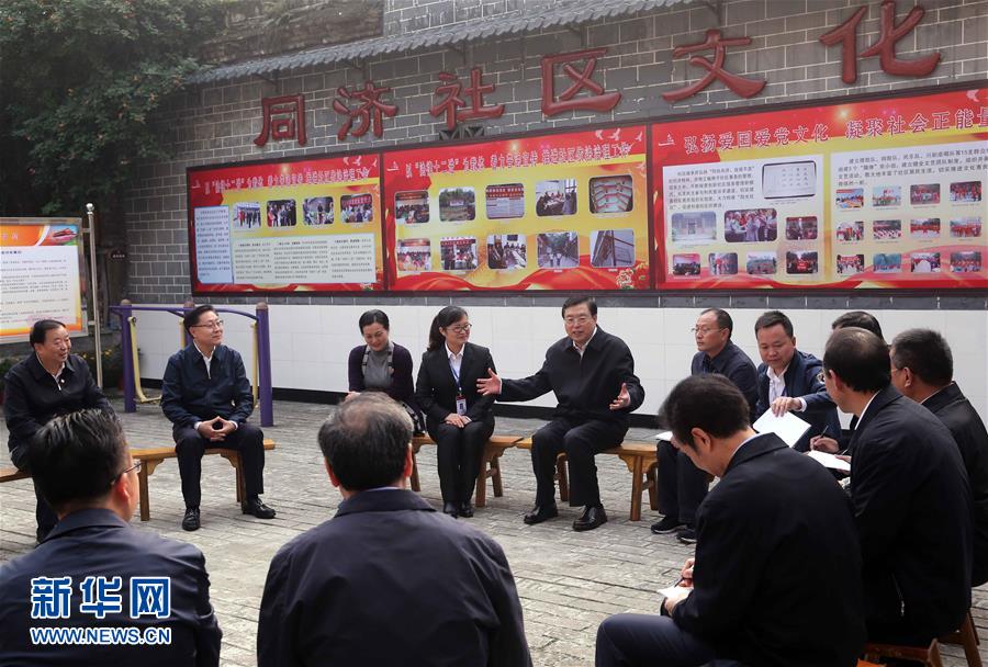 這是11月21日，張德江來到宜賓李莊鎮同濟社區，了解社區的工作情況。 新華社記者 劉衛兵 攝 