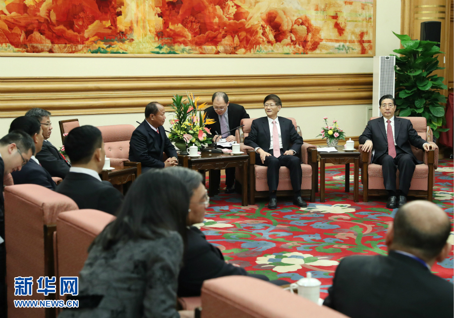 12月27日，中共中央政治局委員、中央政法委書記孟建柱在北京集體會(huì)見(jiàn)出席湄公河流域執(zhí)法安全合作機(jī)制成立五周年部長(zhǎng)級(jí)會(huì)議的各國(guó)代表團(tuán)團(tuán)長(zhǎng)。新華社記者 王曄 攝 